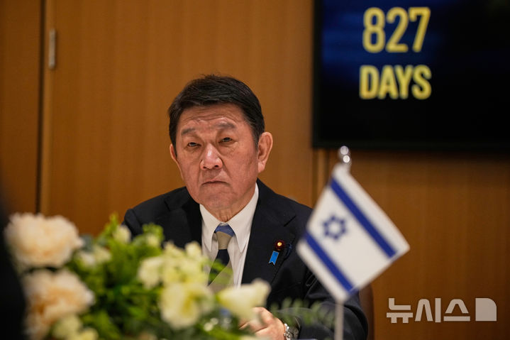 [예루살렘=AP/뉴시스] 요미우리신문 등 현지 언론에 따르면, 북대서양조약기구(NATO) 정상회의 참석차 튀르키예 앙카라를 방문 중인 모테기 도시미쓰 일본 외무상은 7일(현지시간) 셰이크 자라 자베르 알아흐마드 알사바 쿠웨이트 외무장관과 회담을 가졌다. 사진은 모테기 외무상이 지난 1월11일(현지시간) 이스라엘 예루살렘에서 기드온 사르 이스라엘 외무장관과 회담하는 모습. 2026.07.08.