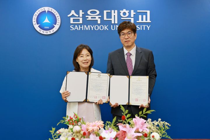 [서울=뉴시스] 손애리(왼쪽) 삼육대 대학원장과 이동진 광주보건대 보건전문기술대학원장이 6일 박사과정 연계 협력을 위한 업무협약을 체결하고 기념 사진을 촬영하고 있다. (사진=삼육대 제공) 2026.07.08. photo@newsis.com *재판매 및 DB 금지