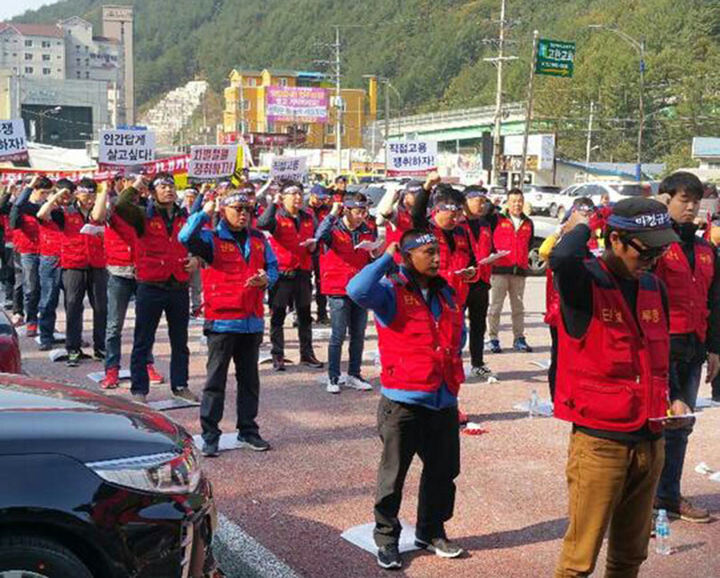 강원랜드 협력업체 직원들의 직접 고용 촉구 집회 장면.(사진=뉴시스) *재판매 및 DB 금지