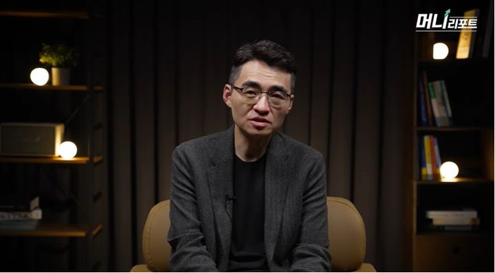 [서울=뉴시스] 삼성전자가 사상 최대 실적에도 불구하고 주가 급락세를 보이는 가운데, 전문가들은 이를 오히려 저가 매수의 기회로 활용해야 한다는 분석을 내놓고 있다. (사진 출처=유튜브 채널 '머니인사이드' 캡처)
