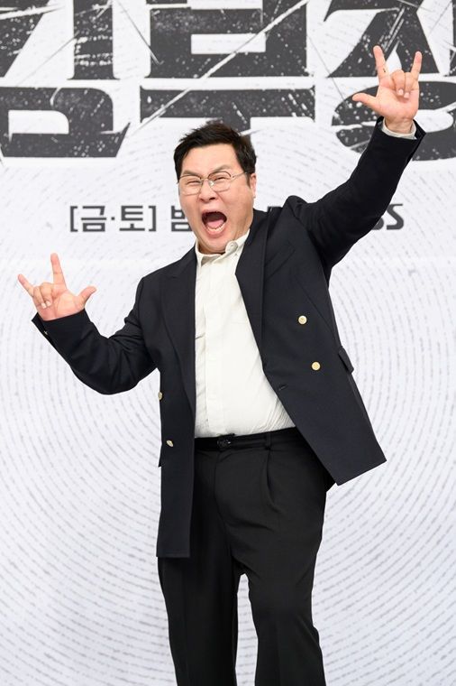 [서울=뉴시스] 배우 윤경호가 25일 서울 양천구 목동 SBS홀에서 열린 새 금토드라마 '김부장' 제작발표회에서 포즈를 취하고 있다. (사진=SBS 제공) 2026.06.25. photo@newsis.com *재판매 및 DB 금지