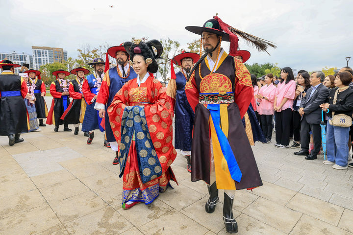 [화성=뉴시스] 지난해 정조대왕(오른쪽)과 혜경궁홍씨. (사진=화성시 제공) 2026.07.08. photo@newsis.com *재판매 및 DB 금지