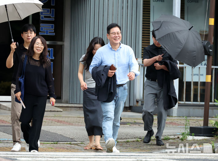 [전주=뉴시스]윤난슬 기자 = 조지훈 시장은 8일 편안한 복장으로 시내버스를 이용해 출근하며 제도 정착에 동참했다. (사진=전주시 제공) 2026.07.08. photo@newsis.com 
