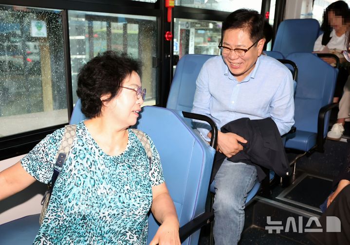[전주=뉴시스]윤난슬 기자 = 조지훈 시장은 8일 편안한 복장으로 시내버스를 이용해 출근하며 제도 정착에 동참했다. (사진=전주시 제공) 2026.07.08. photo@newsis.com  