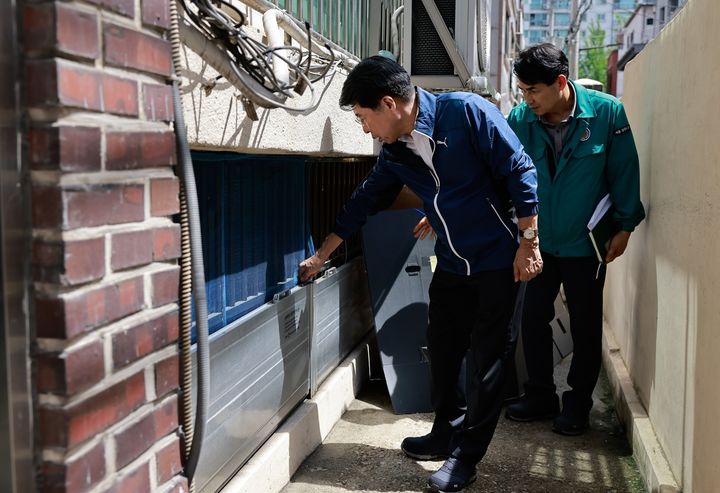 [서울=뉴시스] 현장 점검_차수판 설치 주택가. (사진=송파구 제공) 2026.07.08. photo@newsis.com *재판매 및 DB 금지