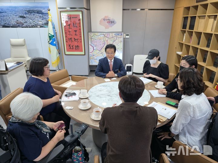 [대구=뉴시스] 이상제 기자 = 8일 대구 달서구청 앞에서 전국장애인부모연대 대구지부 함께하는 장애인부모회 등 시민단체가 '장애전담 어린이집 집단 학대 사건 피해자 지원 및 재발방지대책 마련 촉구' 기자회견을 마친 뒤 김용판 달서구청장과 면담하고 있다. 2026.07.08. king@newsis.com  