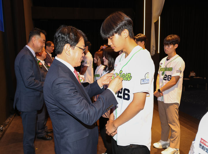 [대전=뉴시스] '2026 대전희망인재 발대식'에서 배지를 달아주는 오석진 대전시교육감. (사진=대전시교육청 제공) 2026.07.08. photo@newsis.com *재판매 및 DB 금지