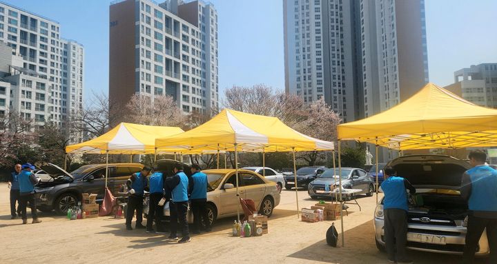 [서울=뉴시스]지난해 4월6일 한성고등학교 주차장에서 서대문구 상반기 차량 무상 점검이 진행되고 있다. (사진=서대문구 제공) 2026.07.08. photo@newsis.com *재판매 및 DB 금지