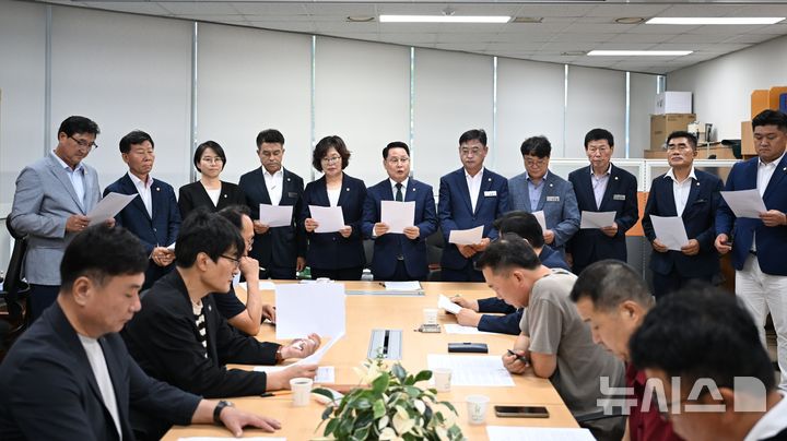[완주=뉴시스]  8일 완주군청 브리핑룸에서 제10대 전북 완주군의회 의원들이 출범 기자회견을 열고 있다. 2026.07.08 (사진= 완주군의회 제공) *재판매 및 DB 금지