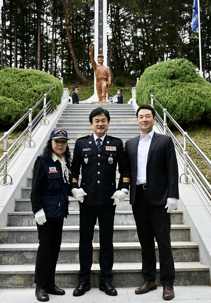 8일 영월군 산솔면 호국경찰전적비에서 열린 ‘제76주년 영월 녹전전투 순국경찰관 추념제전’에 참석한 최현석 강원특별자치도경찰청장이 유족들과 손을 맞잡고 있다.(사진=영월경찰서 제공)  *재판매 및 DB 금지