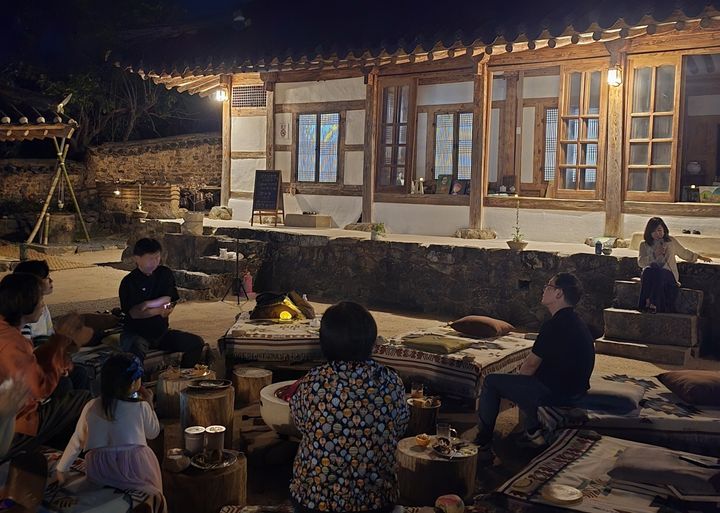 [밀양=뉴시스] 지난 4월에 진행된 별 헤는 밤의 수다 프로그램. (사진=밀양시 제공) 2026.07.08. photo@newsis.com *재판매 및 DB 금지