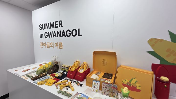 [서울=뉴시스] 이주혜 기자 = 8일 서울 용산구 맥도날드 이태원점에 충주시 청년몰 팝업 스토어 '관아골의 여름' 로컬 굿즈가 진열돼 있다. 2026.07.08. *재판매 및 DB 금지
