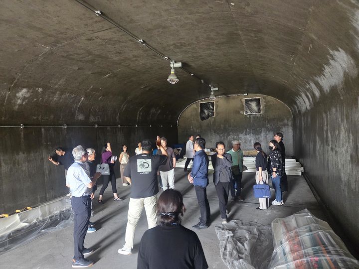 [횡성=뉴시스] 횡성 민선 9기 500만 관광시대 준비위원회가 묵계리 폐탄약고를 점검하고 있다. (사진=횡성군 제공) 2026.07.08. photo@newsis.com *재판매 및 DB 금지