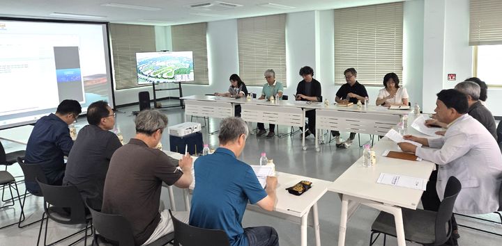 [횡성=뉴시스] 폐탄약고 활용 문화예술단지 조성을 위한 현장 간담회. (사진=횡성군 제공) 2026.07.08. photo@newsis.com *재판매 및 DB 금지