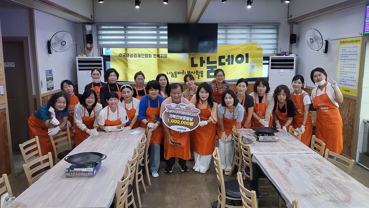 [전주=뉴시스] 전북 전주연탄은행은 한국여성경제인협회 전북지회 내 나눔동아리와 함께 배식 봉사 활동을 펼쳤다고 8일 밝혔다. (사진=전주연탄은행 제공) 2026.07.08. photo@newsis.com *재판매 및 DB 금지