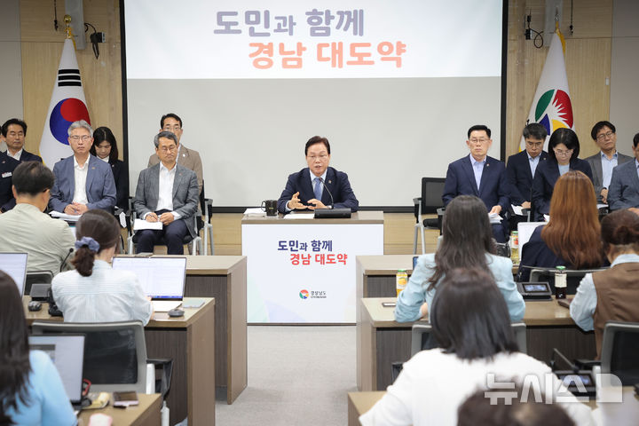 [창원=뉴시스]박완수(가운데) 경남도지사가 8일 오전 도청 도정회의실에서 열린 재선 당선 후 첫 출입기자 간담회에서 기자들의 질문에 답하고 있다.(사진=경남도 제공) 2026.07.08. photo@newsis.com