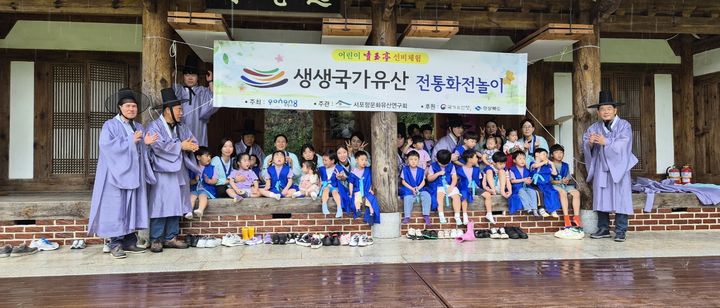 [안동=뉴시스] 지난 7일 포항 분옥정에서 장애 비장애 어린이들이 함께 선비문화 체험을 하고 있다. (사진=서포항문화유산연구소 제공) 2026.07.08. photo@newsis.com *재판매 및 DB 금지