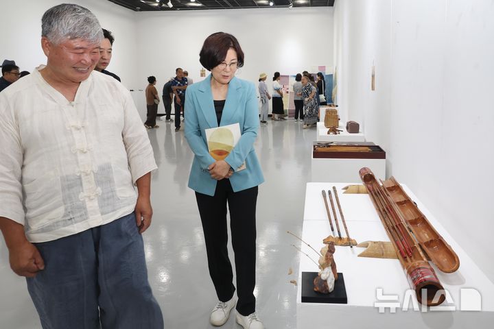[안성=뉴시스] 김보라 경기 안성시장이 명장들의 작품을 둘러보고 있다. (사진=안성시 제공) 2026.07.08. photo@newsis.com 