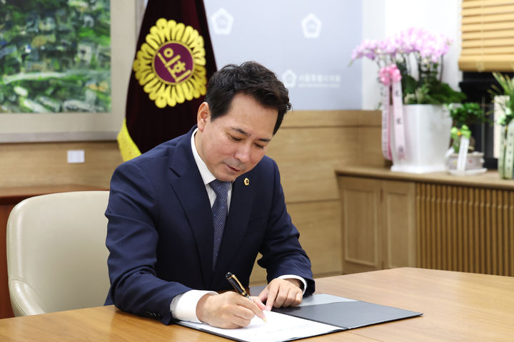 [서울=뉴시스]임만균 서울시의회 의장이 직원 자기돌봄 특별휴가 시행 관련 서류에 서명하고 있다. (사진=서울시의회 제공) 2026.07.08. photo@newsis.com *재판매 및 DB 금지