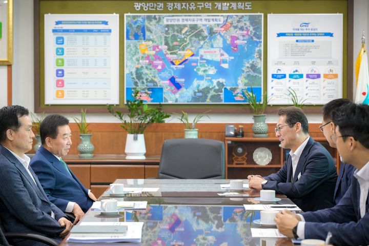 [순천=뉴시스] 손훈모(오른쪽) 순천시장이 8일 광양만권경제자유구역청을 방문해 구충곤 청장과 산업단지 조기 조성 등 현안을 논의하고 있다 (사진=순천시청 제공) 2026.07.08. photo@newsis.com *재판매 및 DB 금지