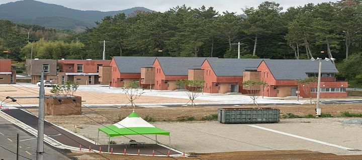 [고성(경남)=뉴시스] 신정철 기자= 경남 고성군은 유소년 선수 육성과 지역 인구 유입을 위해 인구소멸대응기금 60억 원을 투입해 고성읍 기월리 91번지 일원에 조성된 ‘고성군 스포츠빌리지’ 입주자를 오는 20일까지 모집한다고 8일 밝혔다.사진은 고성군 스포츠빌리지 전경 모습.(사진=고성군 제공).2026.07.08. photo@newsis.com *재판매 및 DB 금지