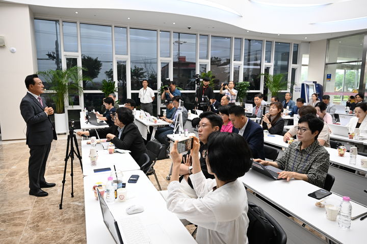 [논산=뉴시스]백성현 논산시장이 8일 논산미래광장에서 시의 '5대 성장 로드맵'에 대해 설명하고 있다. 2026. 07. 08 photo@newsis.com *재판매 및 DB 금지
