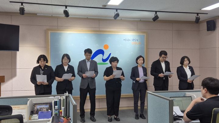 [울산=뉴시스] 8일 더불어민주당 울산 남구의원들이 남구청 프레스센터에서 기자회견을 열고 전반기 원 구성 관련 입장을 발표하고 있다. (사진=울산 남구의회 제공) 2026.07.08. photo@newsis.com *재판매 및 DB 금지