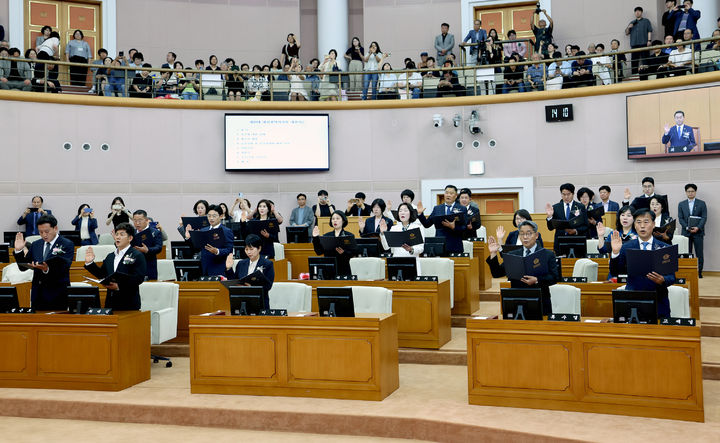 [대전=뉴시스] 조명휘 기자 = 대전시의원들이 8일 대전시의회 본회의장에서 열린 제10대 의회 개원식에 출석해 선서를 하고 있다. (사진= 대전시의회 제공) 2026.07.08. photo@newsis.com *재판매 및 DB 금지