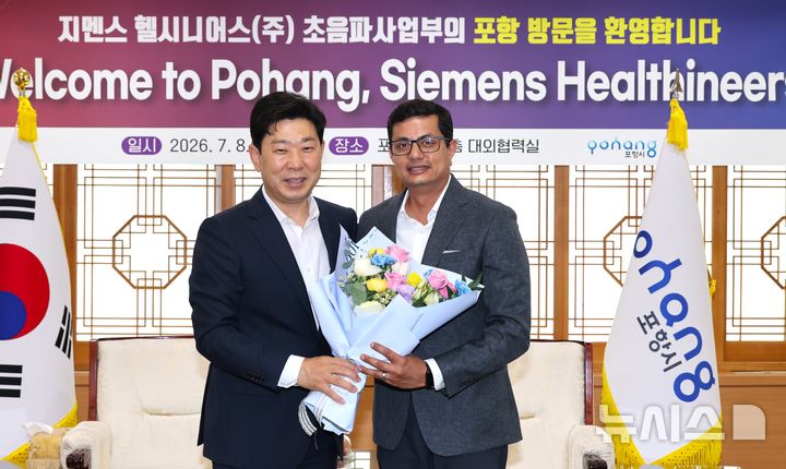 [포항=뉴시스] = 박용선(왼쪽) 경북 포항시장이 8일 시청 대외협력실에서 포항을 방문한 샤우랍 파가리아 지멘스 헬시니어스(주) 초음파사업부 대표를 만나 투자 추진 상황 점검과 향후 협력 및 투자 확대 방안을 논의한 후 기념 촬영하고 있다. (사진=포항시 제공) 2026.07.08. photo@newsis.com