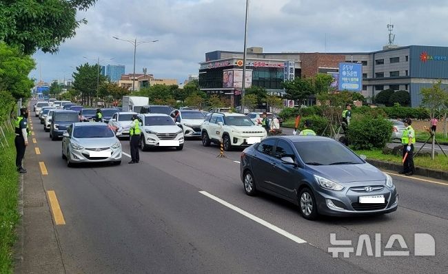 [제주=뉴시스] 제주서부경찰서 등이 8일 오전 제주시 일대에서 음주운전 합동 단속을 하고 있다. (사진=제주서부경찰서 제공) 2026.07.08. photo@newsis.com