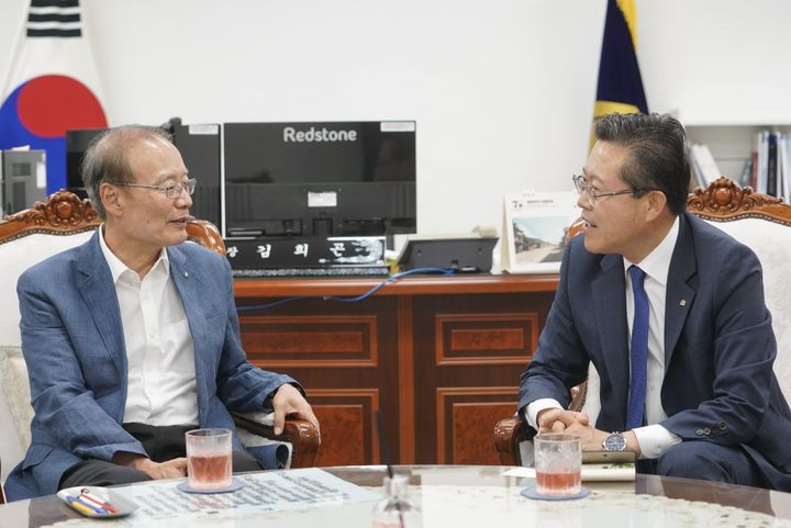 [천안=뉴시스] (왼쪽부터) 김희곤 독립기념관장과 장기수 천안시장이 8일 독립기념관에서 만나 양 기관의 상생방안에 대해 논의했다. (사진=천안시 제공) 2026.07.08 photo@newsis.com *재판매 및 DB 금지