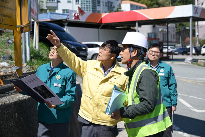 [거제=뉴시스] 신정철 기자= 경남 거제시가 행정안전부 주관의 '2026년(‘25년 실적) 재난관리평가'에서 재난관리 전 분야의 우수성을 인정받아 4년 연속 '우수기관'으로 선정됐다.사진은 변광용 시장이 재난 예방을 위한 사전점검을 실시하고 있는 모습,(사진=거제시 제공).2026.07.08. photo@newsis.com *재판매 및 DB 금지