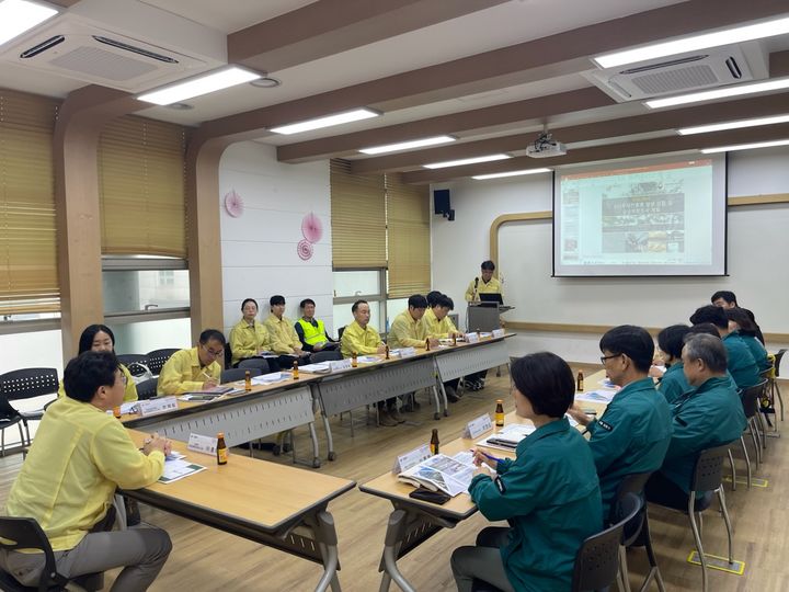 [서울=뉴시스] 8일 강동구 소나무재선충병 발생 관련 중앙·지역방제대책회의가 열리고 있다. (사진=서울시 제공) 2026.07.08. photo@newsis.com *재판매 및 DB 금지