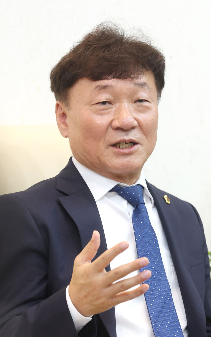 [수원=뉴시스] 남종섭 경기도의회 의장이 8일 의장실에서 출입기자단과 인터뷰하고 있다. (사진=경기도의회 제공) 2026.07.08. photo@newsis.com *재판매 및 DB 금지