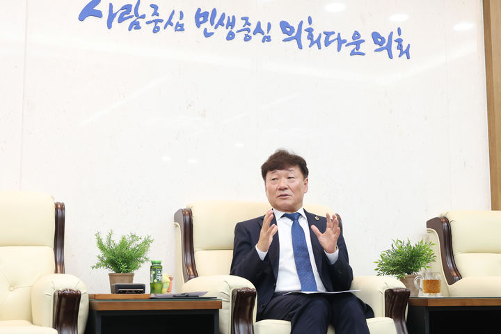 [수원=뉴시스] 남종섭 경기도의회 의장이 8일 의장실에서 출입기자단과 인터뷰하고 있다. (사진=경기도의회 제공) 2026.07.08. photo@newsis.com *재판매 및 DB 금지