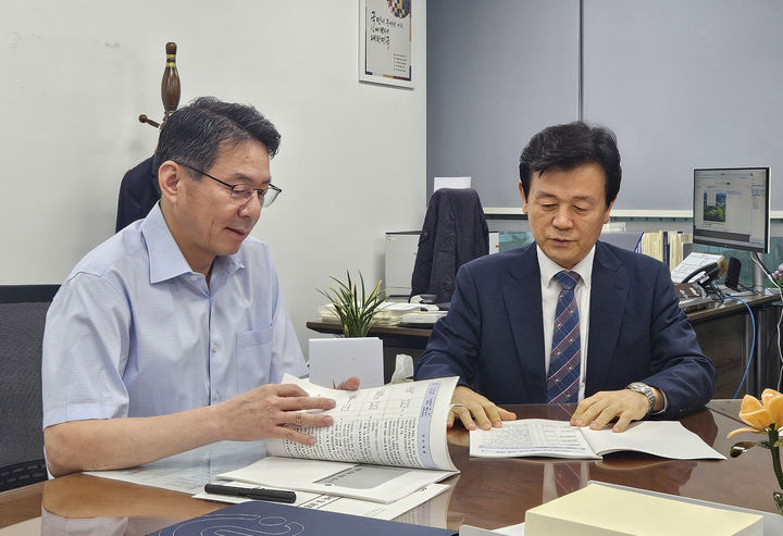 [진주=뉴시스]조규일 진주시장은 8일 기획재정부 조용범 예산실장을 만나 국비 확보를 요청하고 있다.(사진=진주시 제공).2026.07.08.photo@newsis.com *재판매 및 DB 금지