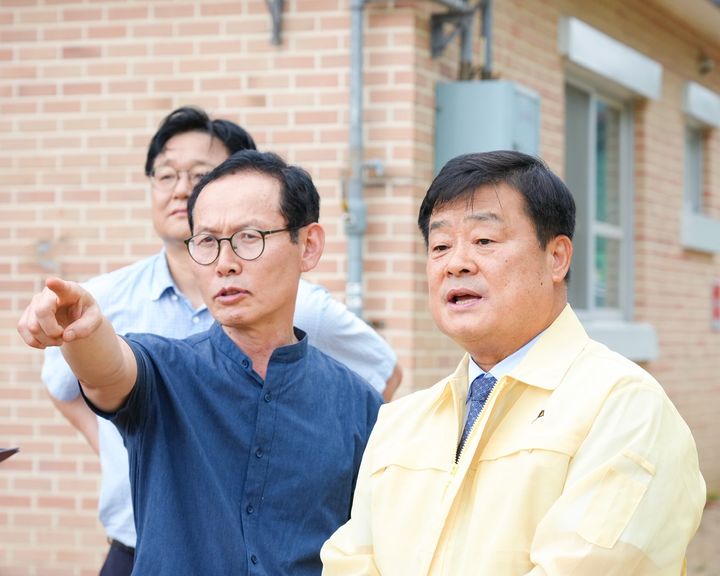 [홍성=뉴시스] 이병도(오른쪽) 충남교육감이 8일 아산 송남초등학교에서 여름철 자연재난 대비 학교시설 안전관리 현황을 점검하고 있다. (사진=충남교육청 제공) 2026.07.08 photo@newsis.com *재판매 및 DB 금지