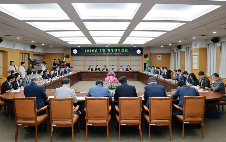 [대전=뉴시스]허태정 대전시장이 8일 민선 9기 출범 후 첫 확대간부회의를 주재하고 있다. 2026. 07. 08 photo@newsis.com *재판매 및 DB 금지