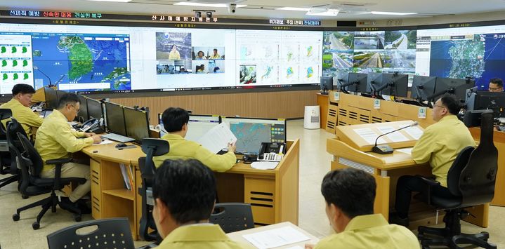 [대전=뉴시스] 8일 집중호우에 따른 산사태 대응상황을 점검하고 있는 산림청 산사태예방지원본부.(사진=산림청 제공) *재판매 및 DB 금지