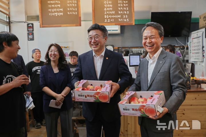 [서울=뉴시스]이날 안심마을 협동조합에서 (사진 오른쪽에서 두번째)윤호중 행정안전부 장관, (사진 오른쪽에서 첫번째)진옥동 신한금융그룹 회장이 과일을 구매하고 있다. (사진=신한금융 제공). 2026.07.08. photo@newsis.com 
