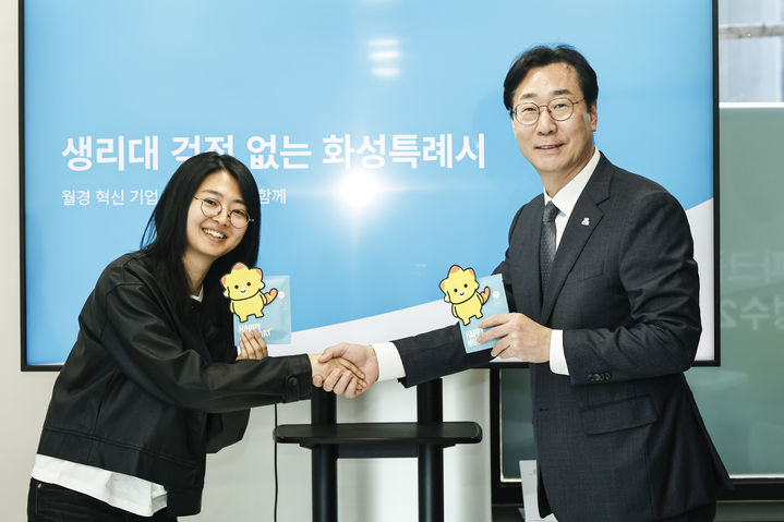[화성=뉴시스] 정명근 화성시장이 코리요생리대 제작업체인 (주)해피문데이 김도진 대표와 함께 코리요생리대 시제품을 들고 기념촬영을 하고 있다. (사진=화성시 제공) 2026.07.08. photo@newsis.com *재판매 및 DB 금지
