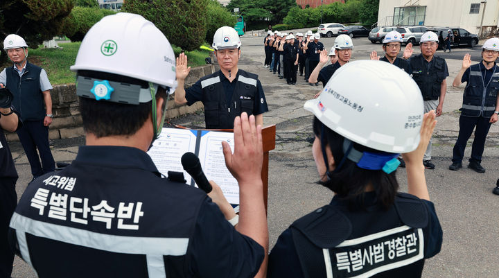 [서울=뉴시스] 김영훈 고용노동부 장관이 8일 인천에서 제조업 동일 유형 반복사고 사업장을 대상으로 불시 점검을 실시하고 있다. (사진=고용노동부 제공) 2026.07.08 photo@newsis.com *재판매 및 DB 금지