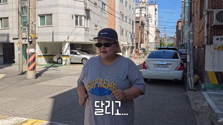 [서울=뉴시스] 개그우먼 홍윤화(37)가 남편과 산책하는 모습을 담으며 재밌게 걷는 방법을 구독자들에게 공유했다. (사진=유튜브 '홍윤화 김민기 꽁냥꽁냥' 캡처)
