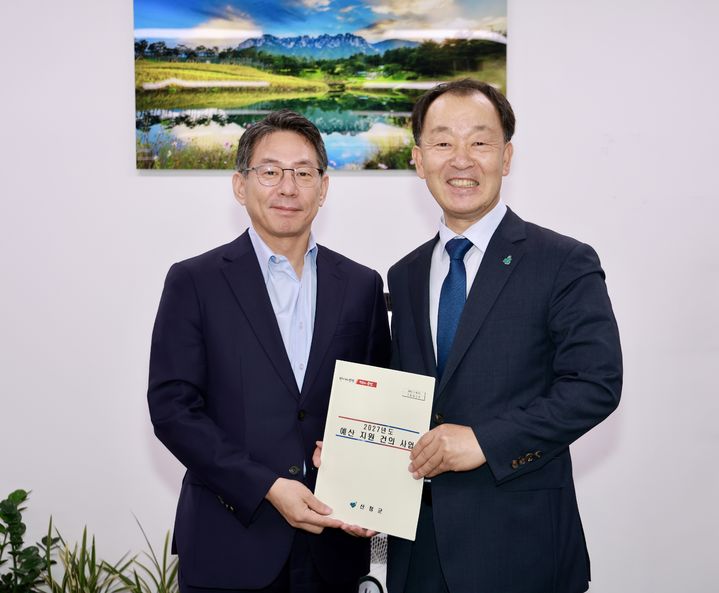 [산청=뉴시스] 유명현 산청군수와 조용범 기획예산처 예산실장 (사진=산청군 제공) 2026. 07. 08. photo@newsis.com *재판매 및 DB 금지
