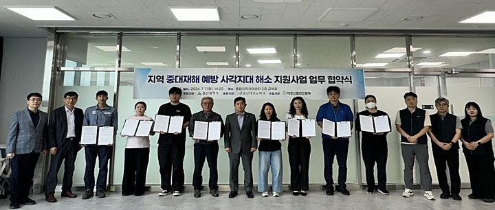 [울산=뉴시스] 지난 7일 울산테크노파크에서 산업 파트너 중대재해 예방 원스톱 지원사업에 선정된 지역 제조기업 12개사와 중대재해 예방 패키지 지원을 위한 업무협약을 체결하고 있다. (사진=울산테크노파크 제공) 2026.07.08. photo@newsis.com *재판매 및 DB 금지