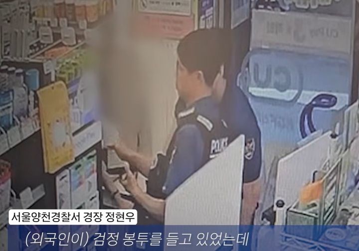 [서울=뉴시스]서울 양천경찰서는 보이스피싱 피해자들에게 편취한 순금을 현금화해 소지하고 있던 외국인 여성을 구속했다. 사진 경찰청 유튜브 영상 캡처 *재판매 및 DB 금지