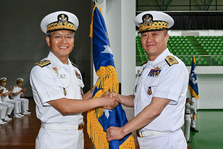 [수원=뉴시스] 8일 평택 해군기지에서 열린 취임식에서 김상호 제34대 해군2함대사령관(오른쪽)이 곽광섭 해군작전사령관으로부터 부대기를 수여받고 있다. (사진=2함대 제공) 2026.07.08. photo@newsis.com *재판매 및 DB 금지