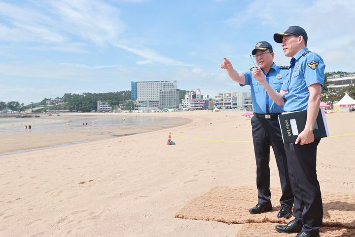 [인천=뉴시스] 이루비 기자 = 장인식 해양경찰청장 직무대행(왼쪽)이 8일 인천 영종구 을왕리 해수욕장에서 안전관리 현황을 보고받고 있다. 이날 해양경찰청은 본격적인 여름 휴가철을 앞두고 해수욕장 이용객 증가에 대비하기 위해 연안사고 예방 대책 및 현장 대응 태세를 점검했다. (사진=해경청 제공) 2026.07.08. photo@newsis.com *재판매 및 DB 금지