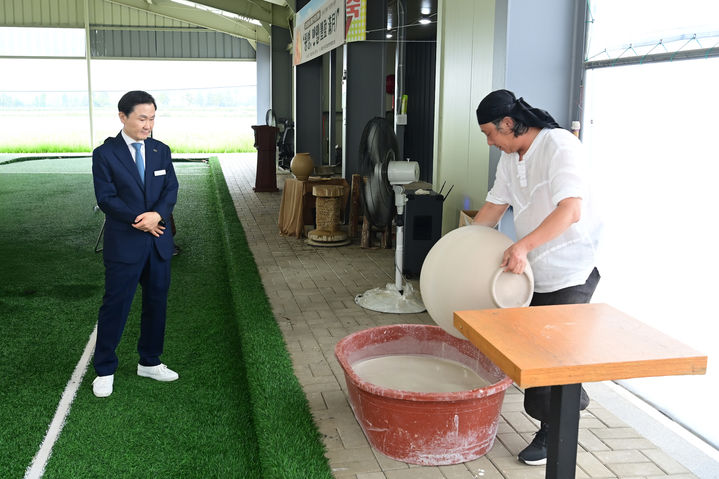 [고령=뉴시스] 이남철 경북 고령군수가 무형유산 사기장 공개 행사를 지켜보고 있다. (사진=고령군 제공) 2026.07.08. photo@newsis.com *재판매 및 DB 금지