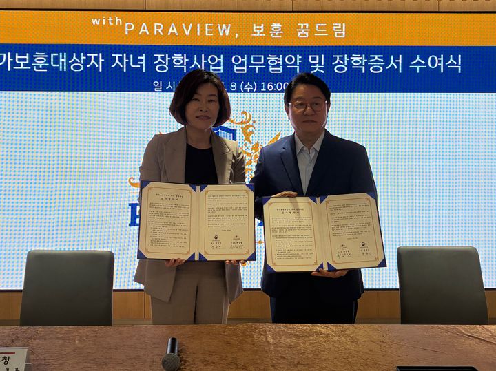 [전남광주=뉴시스] 최갑렬(오른쪽) 광주BBS사장 겸 삼일파라뷰재단 이사장이 8일 오후 국가보훈부 광주지방보훈청과 보훈대상 자녀 장학금 지원 업무협약을 체결하고 있다. (사진=광주BBS 제공) 2026.07.08. photo@newsis.com *재판매 및 DB 금지